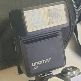 Фотоаппарат "Зенит-Е" в сумке со вспышками "Saulute" и "Unomat B24", работает "Unomat B24", СССР. Картинка 15